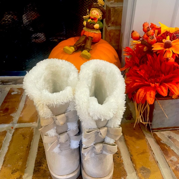 Cream winter boots with bows on the back - Picture 1 of 3